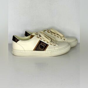 Guess WGLIBBYS Sneakers Faux Leather Round Toe Lace Up‎ Gold Accents Sz 8.5